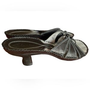 CLARKS Black Leather Silver Metal Ring Thong 2” Heel Sandal Women’s Shoes 9.5